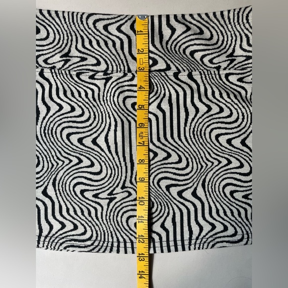 Urban Outfitters Black and White Wavy Mini‎ Pencil Skirt sz M - Picture 5 of 5